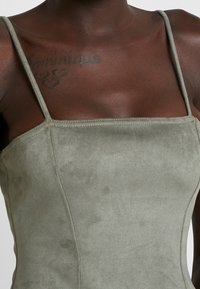 Missguided Tall Sukienka etui