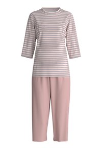 Gestreepte top met driekwartmouwen in crème en lavendel, gecombineerd met lichtroze cropped broeken, beide gemaakt van zachte stof.