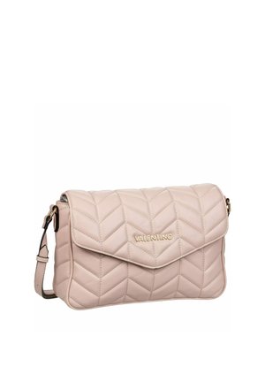 Sac à bandoulière en cuir rose matelassé avec garnitures dorées, doté d'une fermeture à rabat et d'une sangle réglable. Logo "VALENTINO" bien visible à l'avant.