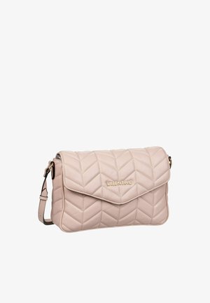 Sac à bandoulière en cuir rose matelassé avec garnitures dorées, doté d'une fermeture à rabat et d'une sangle réglable. Logo "VALENTINO" bien visible à l'avant.