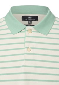 Gestreiftes Poloshirt mit einem mintgrünen Kragen und dünnen grünen Streifen auf weißem Hintergrund. Verfügt über zwei Knöpfe und eine kleine Brusttasche.
