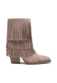 Bottine à franges en suède taupe clair, dotée d'un talon empilé, de détails de franges superposées et d'un design à bout pointu.