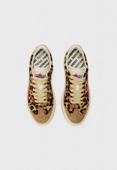 Sneakers med leopardprint, udført i ruskind og tekstil, beige snørebåndsdesign og gummisål, med røde og blå detaljer på tungen.