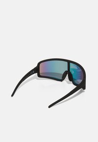 Schwarze Sonnenbrille mit einem umschließenden Design und reflektierenden Verlaufslinsen, ausgestattet mit strukturierten Nasenpads und schmalen Bügeln.