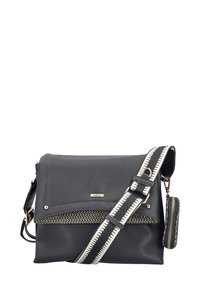 Borsa a tracolla in pelle nera testurizzata con logo dorato, tracolla con motivo e tasca laterale con zip. Presenta una patta pieghevole e dettagli dorati.