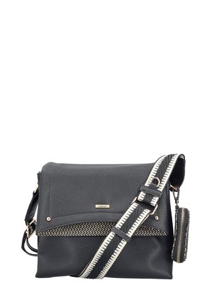 Sac bandoulière en cuir noir texturé avec un logo doré, une bandoulière à motif et une poche zippée sur le côté. Comprend un rabat et des accents dorés.