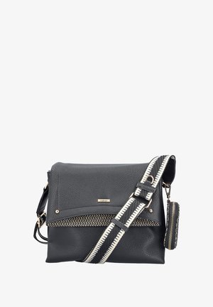 Bolso cruzado de cuero negro con textura, logo dorado, correa con patrón y bolsillo lateral con cremallera. Cuenta con una solapa plegable y acentos dorados.