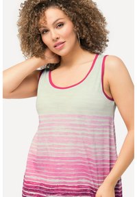Canotta leggera in gradiente verde-rosa con strisce orizzontali. Caratterizzata da un collo rotondo e bordi contrastanti rosa.