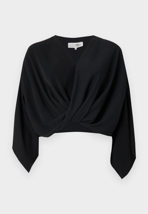 Top negru scurt din material moale, cu un decolteu adânc în V, fronseu în față și mâneci lungi cu capete ascuțite. Fără modele sau accesorii vizibile.