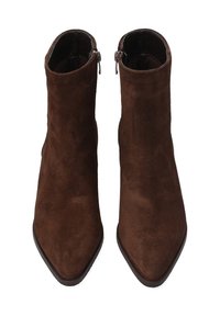 Brązowe zamszowe botki za kostkę z zaostrzonym noskiem, zamkami błyskawicznymi po bokach i smukłą sylwetką dla dopasowanego wyglądu.