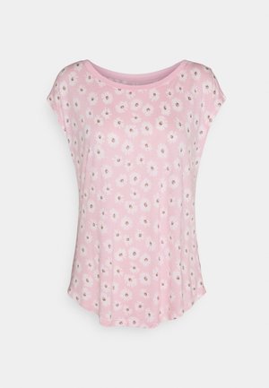 Top rosa a maniche corte da donna con motivo a fiori di margherita bianchi e scollatura rotonda su sfondo bianco.