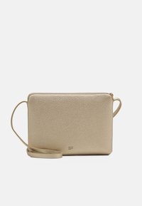 Zlatá kožená crossbody taška s texturovaným povrchem, obdélníkovým tvarem, zipovým uzávěrem a tenkým nastavitelým popruhem. Žádné viditelné kovové akcenty.