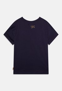 Marineblå kortærmet t-shirt lavet af blød bomuld, med rund halsudskæring og et gyldent broderet logo på ryggen.