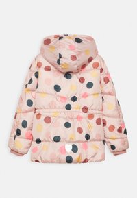 Veste rembourrée en tissu rose clair avec des pois multicolores. Elle dispose d'une capuche et de poignets élastiques. Logo en forme de cœur au dos.