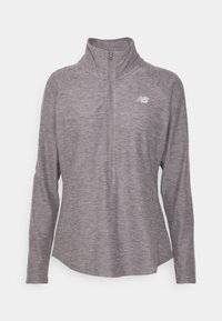 Langärmliger, mit Reißverschluss versehener Pullover aus meliertem Grau mit hohem Kragen und dem New Balance-Logo auf der linken Brust. Glatte Textur.