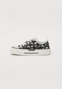 Must musta sneaker mustvalge karikatuuriga trükistega, valge tald ja kontrastsed mustad detailid; sisaldab paelu ja sildit küljes.
