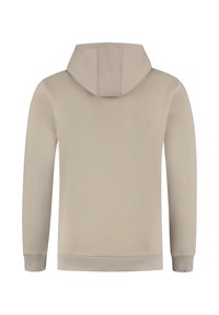 Beige hoodie met lange mouwen, geribbelde manchetten en zoom, van de achterkant weergegeven op een witte achtergrond.