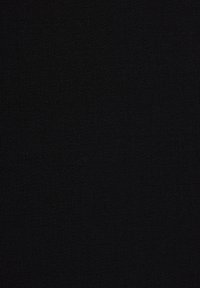 Texture de tissu noir uni avec un motif de tissage subtil, éclairage uniforme sans éléments ou objets supplémentaires visibles.