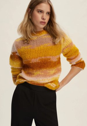 Maglione lavorato a maglia con un motivo a onde orizzontali in vivaci tonalità di giallo, arancione e rosa. Maniche lunghe e scollo rotondo.