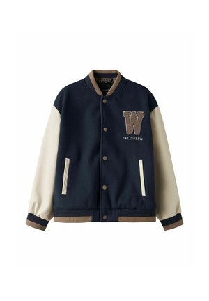 Tumesinine ja kreemjas varsity jakk, millel on villane keha, satiinkäised, ribakätised ja -äär, millel on 'W' logo ja "CALIFORNIA" tikand.