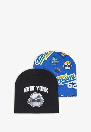 Due cappelli beanie: uno nero con testo "NEW YORK" e una grafica di una scimmia, l'altro blu con vari motivi e grafiche colorate.