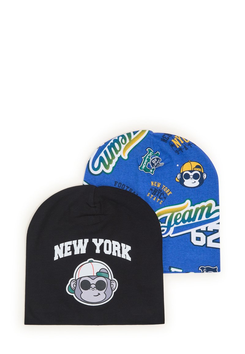 Due cappelli beanie: uno nero con testo "NEW YORK" e una grafica di una scimmia, l'altro blu con vari motivi e grafiche colorate.
