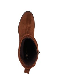 Bottines en suède marron avec une texture lisse, un bout arrondi et une fermeture éclair sur le côté. Dotées d'une languette pour un enfilage facile. Intérieur en tissu foncé.