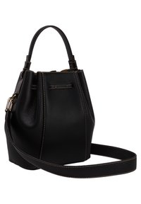 Černá kožená taška ve tvaru kbelíku s texturovaným povrchem, kontrastním prošíváním, krátkým madlem a odnímatelným ramenním popruhem.