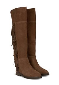 Botas de ante marrón hasta la rodilla con detalles de flecos laterales, punta redonda, suela plana y textura suave, diseñadas para el uso diario.