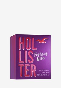 Lila Box mit metallisch rotem und silbernem Text. Auf der Vorderseite steht "HOLISTER" auffällig und "Festival Nite" in handschriftlichem Stil. 30 mL Größe.