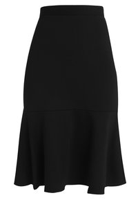 Svart skaterkjol med åtsittande midja och utsvängd nederkant. Tillverkad av stretchmaterial, har den en slät yta och en enkel design.