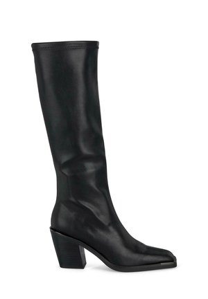 Bota negra de cuero hasta la rodilla con punta afilada y tacón bajo. Textura suave y diseño sin costuras, con un borde superior cosido.