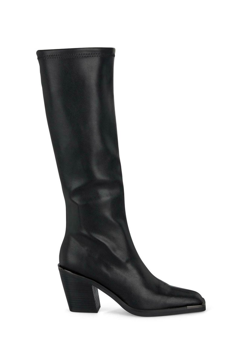 Botte en cuir noir montant jusqu'au genou avec un bout pointu et un petit talon carré. Texture lisse et design sans couture, avec un bord supérieur surpiqué.