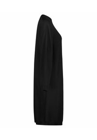 Robe noire en tricot à manches longues, présentant une coupe ample et un col rond simple. Texture lisse sans motifs ni embellissements visibles.