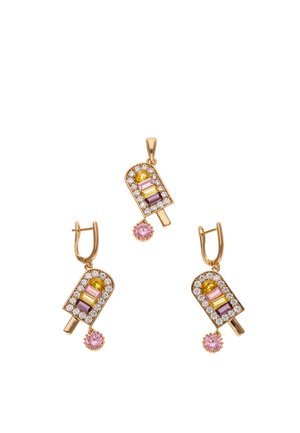 Gouden oorbellen en hanger in de vorm van waterijsjes met meerkleurige edelstenen en roze ronde steentjes die onderaan bungelen.