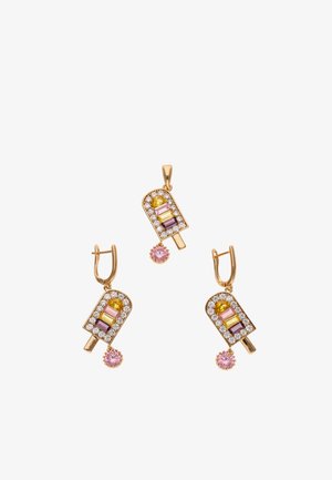 Arany fülbevalók és medál jégkrém formában, több színű drágakövekkel és alul lógó rózsaszín kerek kövekkel.