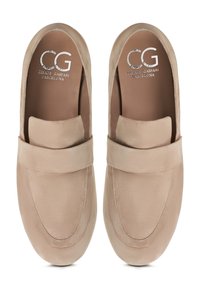Paire de mocassins en daim beige avec une large bride sur le dessus et "CG Cesare Gaspari Barcelona" imprimé à l'intérieur.