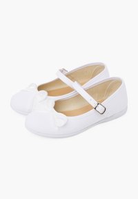 Ballerine bianche in tela con punta tonda, cinturino elastico e fiocco decorativo sul davanti; superficie texturizzata e suola flessibile.
