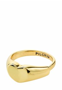 Ring i guldfarve med hjerteformet design, glat overflade og poleret finish med mærket "PILGRIM" indgraveret indeni.