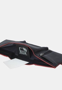 Zwarte leren portemonnee met rode accenten, RFID-beschermde binnenkant, ritscompartiment en een witte kaart die gedeeltelijk zichtbaar is aan de binnenkant.