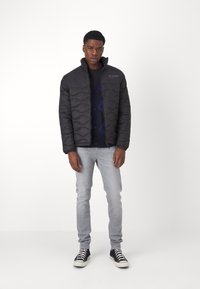 Jack & Jones JJENOAH PUFFER COLLAR - Ľahká bunda - black