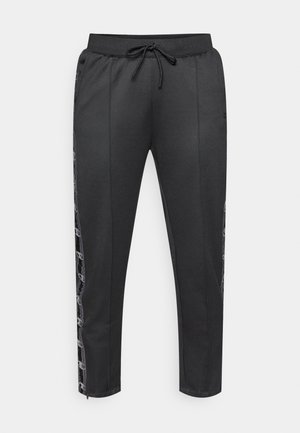 Fekete sportnadrág húzózsinóros derékrésszel, oldalpanelekkel, amelyek mintás díszítéssel rendelkeznek, és keskenyedő bokarészekkel. Puha anyagból, laza, hétköznapi kialakítás.