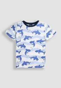 Blaue und weiße Baumwoll-T-Shirt mit einem Muster verschiedener Haie, die über wellige blaue Linien schwimmen. Gerippter navyfarbener Kragen. Kurzärmlig.