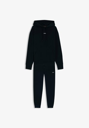 Conjunto de sudadera con capucha y pantalones deportivos negros a juego. Hecho de tela suave, con bolsillo frontal, cordones ajustables y detalles de logo en ambas prendas.