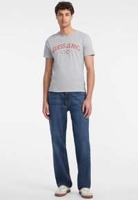 Guess Jeans Marškinėliai su spaudiniu - grau