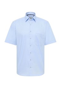 Lichtblauw shirt met korte mouwen, met een knoopsluiting aan de voorkant, een kraag en één borstzak. De stof lijkt glad met een subtiele textuur.