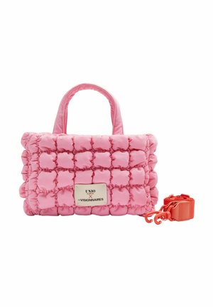 Sac à main matelassé rose avec petits carrés en tissu, poignées courtes et bandoulière orange amovible enroulée à côté sur fond blanc.