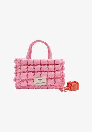 Rosa gesteppte Handtasche mit kleinen Stoffquadraten, kurzen Griffen und abnehmbarem orangefarbenem Riemen, der neben ihr auf weißem Hintergrund zusammengerollt liegt.