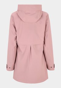 Vaaleanpunainen vedenpitävä takki, jossa on huppu, pleatattu selkäosa, napilliset hihansuut ja logo kaulan lähellä. Tasainen kankaan pinta.