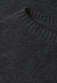 Tissu de pull en tricot gris foncé avec un col côtelé et une texture subtile, présentant un motif de tissage lâche.